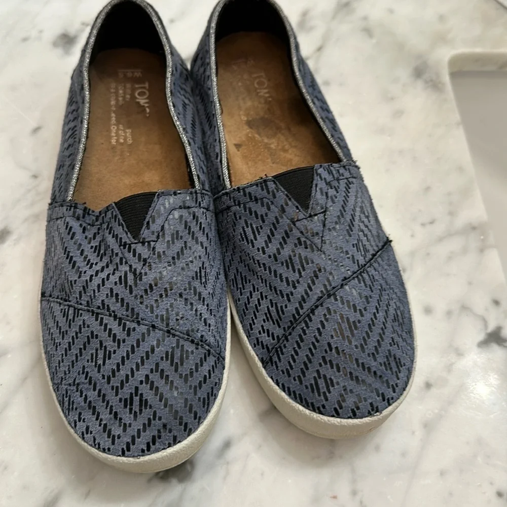 Toms leather slip on shoes 6.5 M blue black